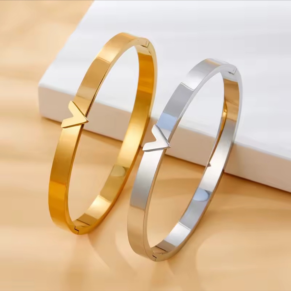 V Letters Bracelet | 316L Stainless Steel | Edgy & Modern - Picture 5 of 15
